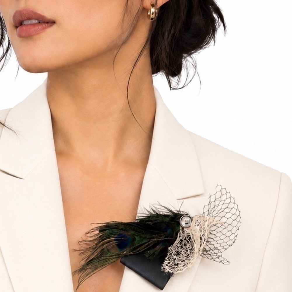New York & CO Peacock Feather Brooch Pin Rhinestone Birdcage Veil Black‎ J-01